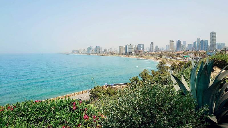 VÝHLED PRO BOHY Tepající město Tel Aviv z vyhlídky v zahradě HaMidron v Jaffě JAFFA. Jedno z nejstarších měst světa je dnes součástí telavivské aglomerace. Na snímku náměstí s kostelem Sv. Petra.