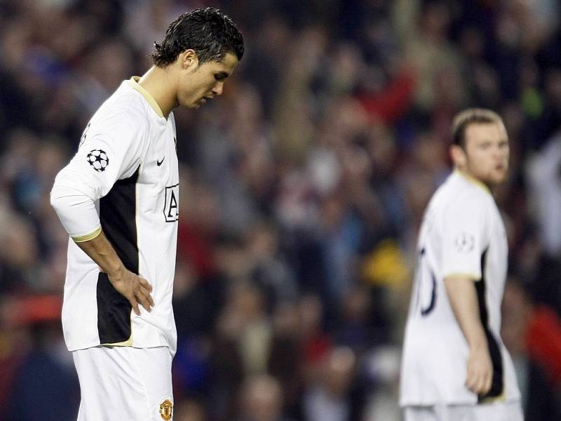 Ronaldo nedal penaltu, v pozadí jeho spoluhráč Rooney.