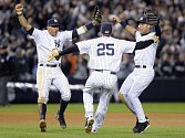 Baseballisté New York Yankees (zleva Alex Rodriguez, Derek Jeter, Mark Teixeira) oslavují postup do Světové série po vítězství nad Los Angeles Angels.