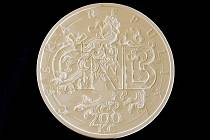 Česká národní banka představila 7. listopadu v Praze novinářům sádrové návrhy grafického ztvárnění pamětní stříbrné mince k výročí 20 let ČNB a české měny. Na snímku jeden z návrhů.