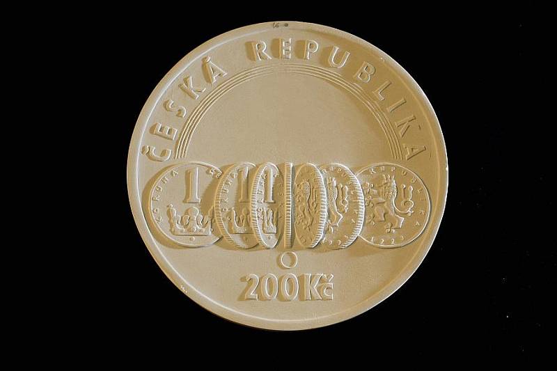 Česká národní banka představila 7. listopadu v Praze novinářům sádrové návrhy grafického ztvárnění pamětní stříbrné mince k výročí 20 let ČNB a české měny. Na snímku jeden z návrhů.