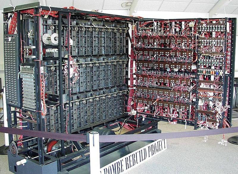 Stroj Bomba, který vymyslel Alan Turing se svými kolegy a který prolamoval zprávy šifrované německým strojem Enigma.