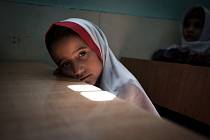 V Tálibánem ovládaném Afghánistánu přibývá rodin, které trpí hladem. Peníze na jídlo a základní potřeby proto stále více z nich získává provdáním nezletilých dcer.