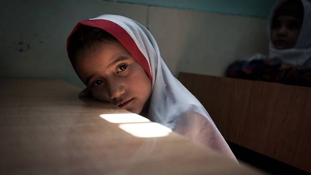 V Tálibánem ovládaném Afghánistánu přibývá rodin, které trpí hladem. Peníze na jídlo a základní potřeby proto stále více z nich získává provdáním nezletilých dcer.
