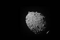 Asteroid krátce předtím, než do něj záměrně narazila vesmírná raketa NASA.