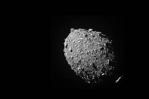 Asteroid krátce předtím, než do něj záměrně narazila vesmírná raketa NASA.