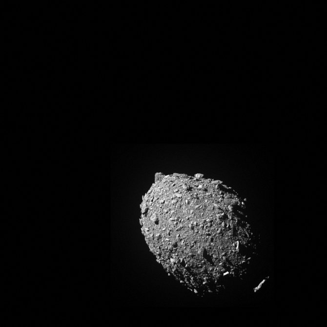 Asteroid krátce předtím, než do něj záměrně narazila vesmírná raketa NASA.