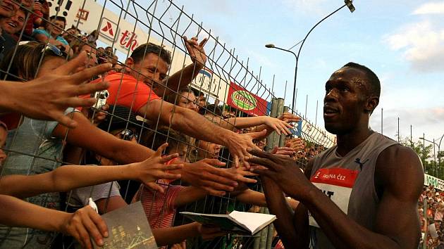 Usain Bolt se zdraví s fanoušky na oblíbené Zlaté tretře.
