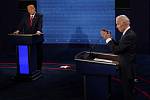Zleva prezident Donald Trump a kandidát demokratů na amerického prezidenta Joe Biden v předvolební debatě.