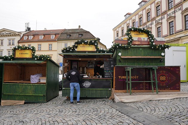 Příprava stánkařů na adventní trhy v Brně. Zvlášť někteří řemeslní výrobci letos zvažovali, zda se jim předvánoční prodeje v centru kvůli obecně vyšším nákladům vůbec vyplatí.
