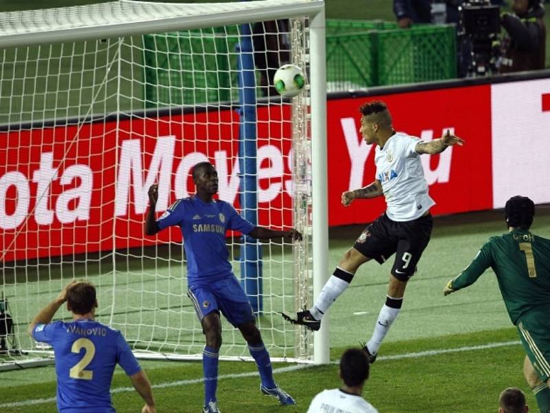 Paolo Guerrero z Corinthians (v bílém) překonává brankáře Chelsea Petra Čecha (vpravo).