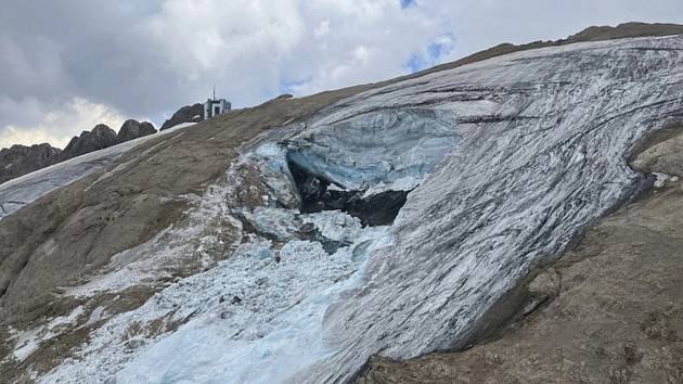 Ledovec na hoře Marmolada v italských Alpách, z něhož se 3. července 2022 uvolnil velký kus a zabil několik turistů.