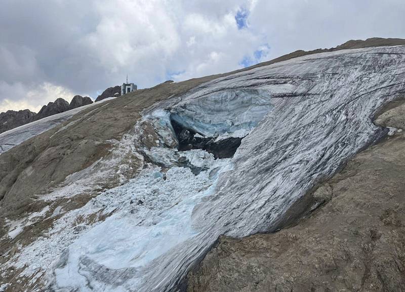 Ledovec na hoře Marmolada v italských Alpách, z něhož se 3. července 2022 uvolnil velký kus a zabil několik turistů.