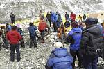 Základní tábor na Mount Everestu. Zranění čekají na helikoptéru, která je dopraví k lékaři.