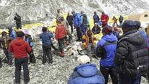 Základní tábor na Mount Everestu. Zranění čekají na helikoptéru, která je dopraví k lékaři.