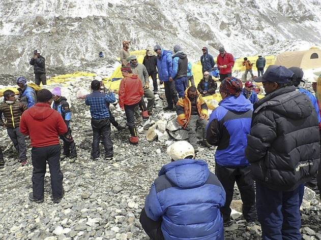 Základní tábor na Mount Everestu. Zranění čekají na helikoptéru, která je dopraví k lékaři.