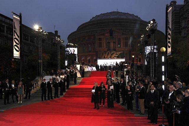 Londýnská premiéra nové bondovky Skyfall, kterou ozdobil i princ Charles a kde hrají osvědčení Daniel Craig a Judy Dench.