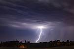 Lovec bouřek Filip Petržílek fotografuje za extrémního počasí nejen blesky. Snímek z 21. 7. 2019
