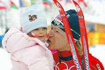 Kateřina Neumannová v cíli olympijského závodu na hrách v Turíně s dcerkou Lucií.