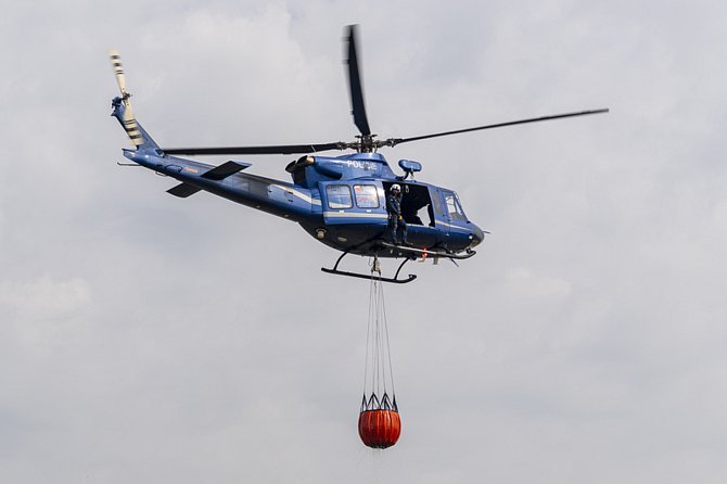 Požár v Národním parku České Švýcarsko. Vrtulník u Mezní Louky