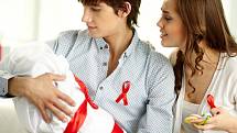 V Česku se narodilo už 125 dětí ženám, které se nakazily virem HIV. Jen na tři děti se infekce z matky přenesla.  
