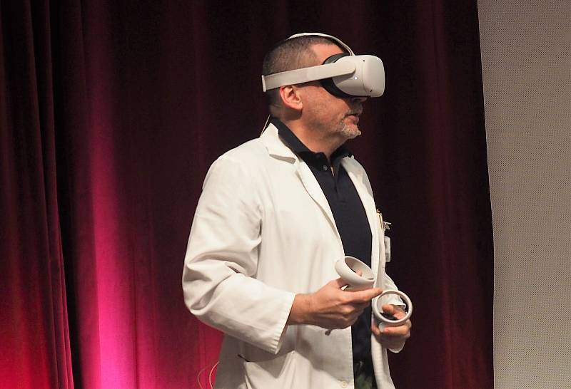 Docent Jiří Froněk ukazuje, co mu umožňují brýle a "ruce" pro virtuální realitu.