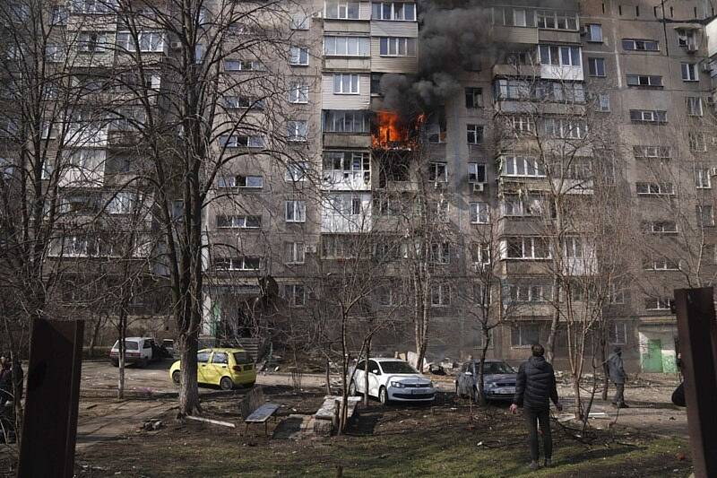 Obytný dům v Mariupolu hořící po ruském bombardování