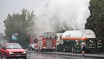 Z pravděpodobně poškozené cisterny v Kolíně unikal v pátek 6. srpna 2010 dusík, který vytvořil hustý bílý mrak. Hasiči uvedli, že žádné nebezpečí lidem nehrozí.