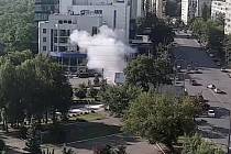 Okamžik výbuchu zachytili pouliční kamery v Kyjevě.