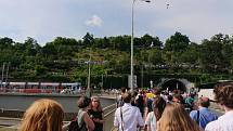 Davy lidí míří na demonstraci na Letenské náměstí