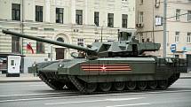 Moderní tank T-14 Armata je teprve na počátku výrobního cyklu. Jeho produkci zbrzdily mezinárodní sankce uvalené na Rusko po anexi Krymu, které zastavily import nezbytné elektroniky ze západních zemí.