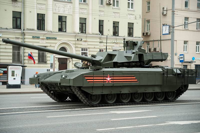 Moderní tank T-14 Armata je teprve na počátku výrobního cyklu. Jeho produkci zbrzdily mezinárodní sankce uvalené na Rusko po anexi Krymu, které zastavily import nezbytné elektroniky ze západních zemí.