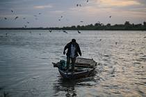 K překonávání Nilu používají súdánští vesničané většinou dřevěné lodě, ilustrační foto