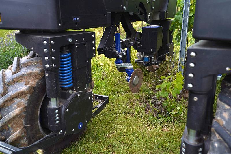 Plně elektrický autonomní robot Bakus (modrý) zastane práci ve vinohradě bez řidiče. Je jednou z technologických novinek představených na jihomoravském vinohradnickém jarmarku Kázání ve vinici
