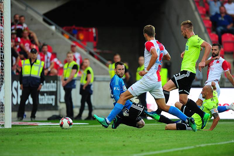 Fotbalové utkání Fortuna ligy mezi celky SK Slavia Praha  a MFK Karviná 28. července v Praze. Brankář Karviné Michal Berkovec inkasuje branku od hráče vpravo - Josef Hušbauer.