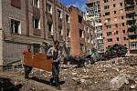 Ruským bombardováním poškozené domy v obytné čtvrti města Bachmut na východě Ukrajiny, 24. května 2022