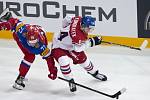 Zleva Artěmij Panarin z Ruska a český reprezentant Tomáš Kundrátek.