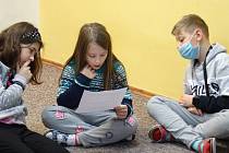 Děti v družině Základní školy Beroun-Závodí čtou pohádky, které vycházely v Deníku
