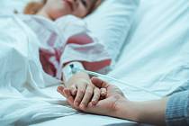 S přístupem nemocnic nejsou někteří rodiče v tuzemsku hospitalizovaných dětí spokojení