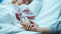 Někteří rodiče v tuzemsku hospitalizovaných dětí nejsou spokojeni s přístupem nemocnic