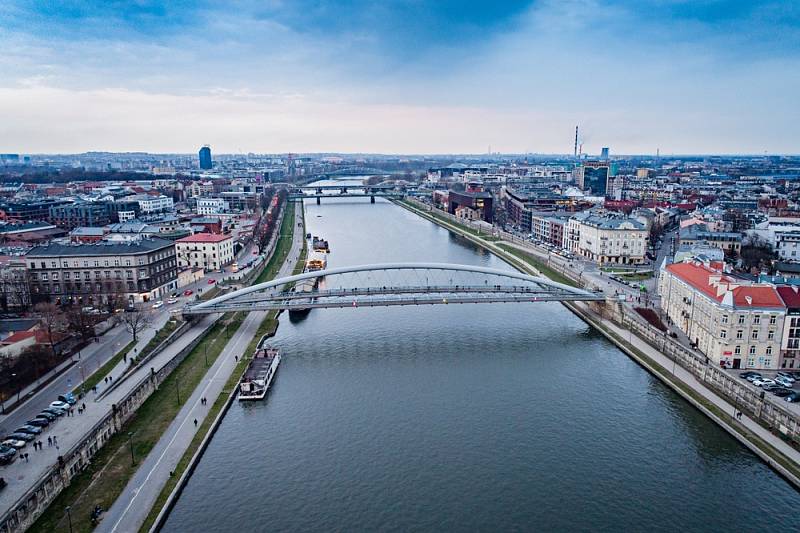 Letecký pohled na most přes řeku Vislu v Krakově.