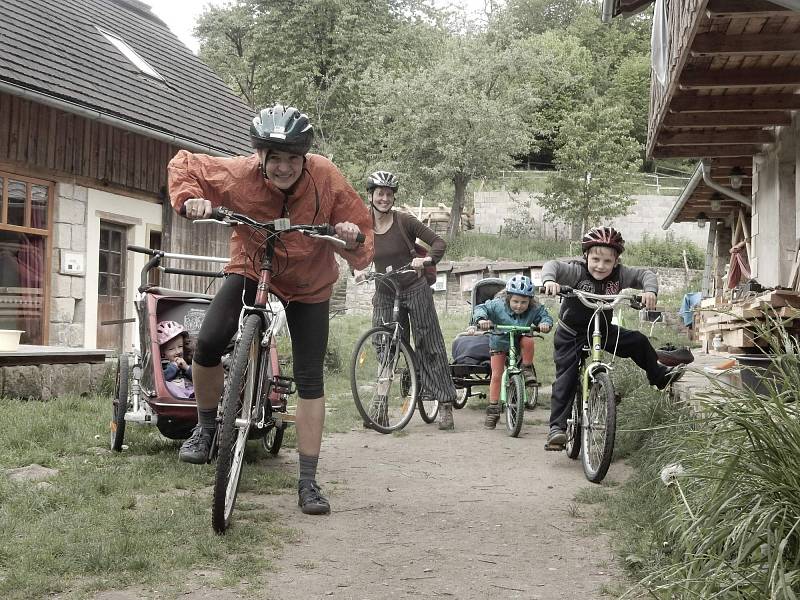 Lesní školky v Česku přibývají. Dětem přinášejí nezapomenutelné zážitky.