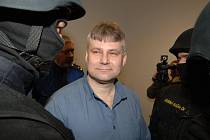 Jiří Kajínek, kterého soud v roce 1998 poslal na doživotí do vězení za dvojnásobnou vraždu, se ani v pondělí nedočkal nového soudu. Krajský soud v Plzni totiž opět zamítl jeho žádost o obnovu řízení procesu.
