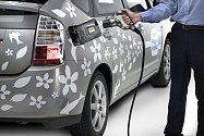 Kalifornští úředníci soudí, že automobily poháněné hybridními motory se co do ekologie provozu vyrovnají elektromobilům (na ilustračním snímku). 