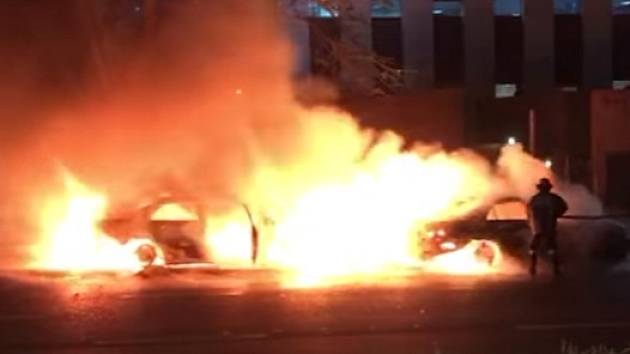 Na hlavní obchodní třídě v jihoafrickém Johannesburgu hořely ve čtvrtek večer taxíky, jeden patřil řidiči jezdícímu pod Uberem.