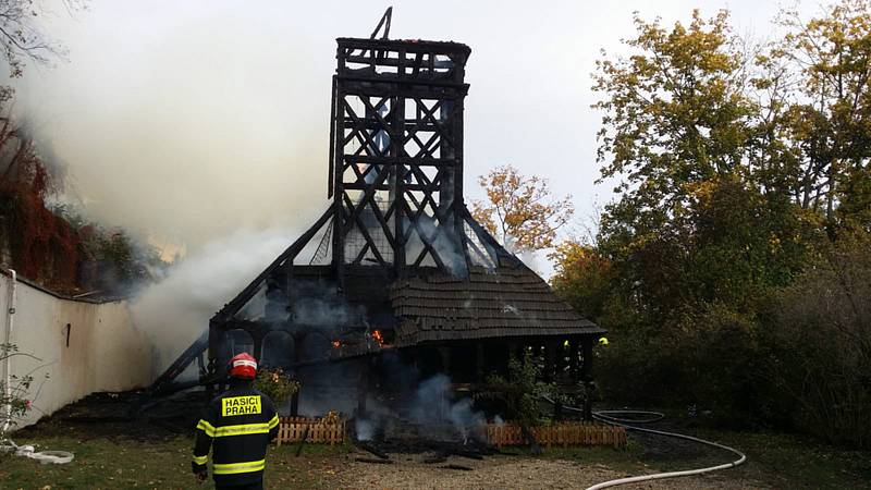 Hasiči zasahovali 28. října 2020 u požáru dřevěného kostela svatého Michala v pražské zahradě Kinských.