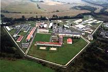 Areál ostrovské věznice, co do rozlohy největší v republice