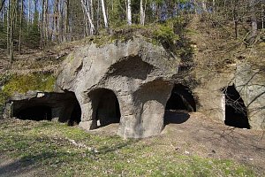 Hloubení jeskyních prostor bylo prováděno postupně. V třímetrových rozestupech byly ponechávány skalní pilíře, aby nedošlo k zřícení stropů.