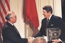 Ronald Reagan a Michail Sergejevič Gorbačov podepsali smlouvu o omezení jaderných zbraní. Cesta k ní začala schůzkou na Islandu.