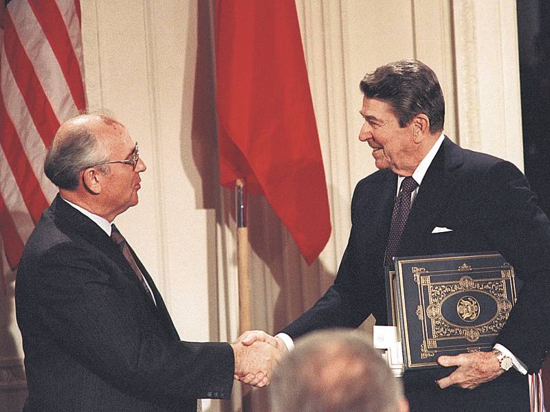 UZAVŘENO. Reagan s Gorbačovem podepsali smlouvu o omezení jaderných zbraní. Cesta k ní začala schůzkou na Islandu.